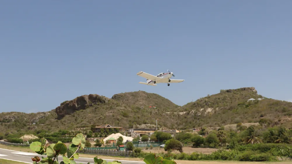 https://mail.lebarthelemyhotel.axo-corp.com/Flight Assistance St Barts left
